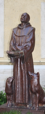 Assisi Szt. Ferenc szobra a Gimnázium udvarán