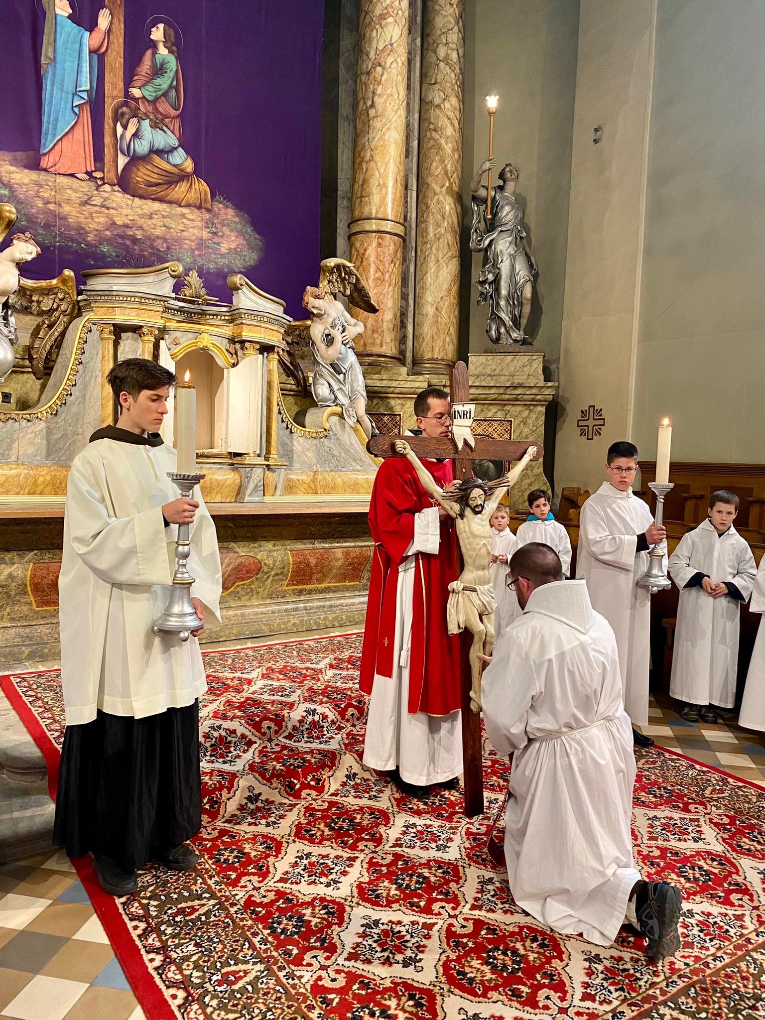 230 lelkigyakorlatozó vett részt az esztergomi ferences Szent Háromnapon 2022-ben